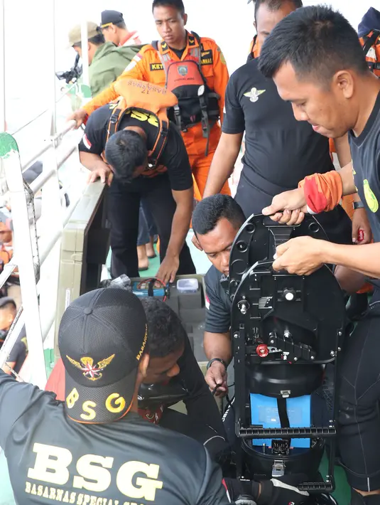 Tim Basarnas menyiapkan operasi penyelaman untuk mencari korban pesawat Lion Air JT- 610 di perairan Karawang, Jawa Barat, Rabu (31/10). Hingga hari ketiga, pencari korban jatuhnya Lion Air JT-610 terus dilakukan. (Liputan6.com/Helmi Fithriansyah)