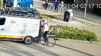 Asyik Main Ponsel Saat Gowes, Pesepeda Ini Tabrak Mobil yang Diparkir