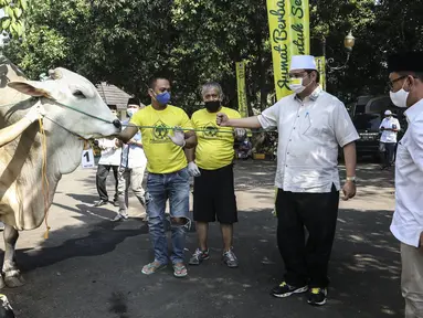 Ketua Umum Partai Golkar Airlangga Hartarto secara simbolis menyerahkan hewan kurban Idul Adha di DPP Partai Golkar, Jakarta, Jumat (31/7/2020). Partai Golkar menyembelih 37 hewan kurban untuk dibagikan ke yayasan, panti asuhan, pesantren, karyawan, dan warga sekitar. (Liputa6.com/Johan Tallo)