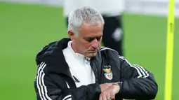 Kini, Jose Mourinho kembali dengan misi besar bersama Benfica, klub yang baru ia tangani. Ia diharapkan dapat mengembalikan klub ke puncak kejayaan Eropa, melanjutkan reputasinya sebagai pelatih spesialis trofi. (Steven Paston/PA via AP)