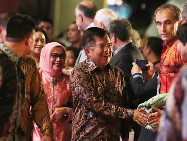 Wakil Presiden RI, Jusuf Kalla saat tiba di Mall Ancol Beach City, Jakarta, Sabtu (8/10). Jusuf Kalla resmi membuka gelaran pesta olahraga tradisional dan rekreasi masyarakat bertaraf internasional TAFISA Games 2016 ke-6. (Liputan6.com/Herman Zakharia)