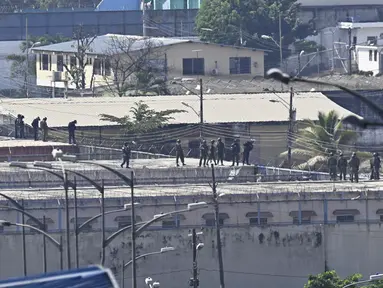 Anggota Tentara Ekuador dan polisi berjaga di atap penjara Guayas 1 dalam menanggapi percobaan kerusuhan di Guayaquil, Ekuador (4/11/2022). Enam polisi terluka Kamis (4/11) dalam kerusuhan penjara terbaru yang melanda Ekuador, karena negara itu dicengkeram oleh kekerasan yang dipersalahkan pada kelompok kejahatan terorganisir yang mengobarkan perang narkoba yang mematikan. (AFP/Rodrigo Buendia)