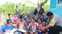 Demi mengurangi tingkat buta aksara di daerah  perbatasan Indonesia Timor Leste, seorang anggota polisi yang bertugas di  kabupaten Belu, NTT, memodifikasi motor dinasnya menjadi perpustakaan  keliling.