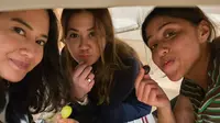 Dian Sastrowardoyo ikutan tradisi makan 12 butir anggur di bawah meja saat Tahun Baru. (dok. Instagram @therealdisastr/https://www.instagram.com/p/DESQURiTDNN/)