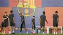 Penyerang Barcelona, Lionel Messi (ketiga kana) bersama rekan-rekannya mengikuti sesi latihan tim di Joan Gamper Sports City di Sant Joan Despi (1/10/2019). Barcelona akan bertanding melawan wakil Italia, Inter Milan pada grup F Liga Champions di Camp Nou Stadium. (AFP Photo/Lluis Gene)