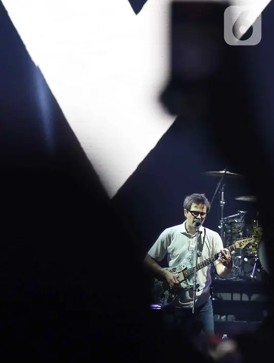 Vokalis grup musik Weezer, Rivers Cuomo saat tampil di atas panggung Soundrenaline di Allianz Ecopark, Ancol, Jakarta Utara, Sabtu (26/11/2022). Weezer tampil memeriahkan Soundrenaline 2022 dengan membawakan lagu  Beverly Hills, dan Anak Sekolah milik Chrisye. (Liputan6.com/Herman Zakharia)