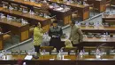 Sejumlah Anggota DPR RI saat menghadiri sidang paripurna di Gedung Nusantara II, Komplek Parlemen Senayan, Jakarta, Selasa (17/2/2015). Dalam rapat tersebut DPR mengesahkan revisi UU Pilkada dan UU Pemda.  (Liputan6.com/Andrian M Tunay)