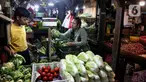 Warga berbelanja bahan kebutuhan pangan di Pasar Senen, Jakarta, Selasa (21/1/2025). (Liputan6.com/Angga Yuniar)