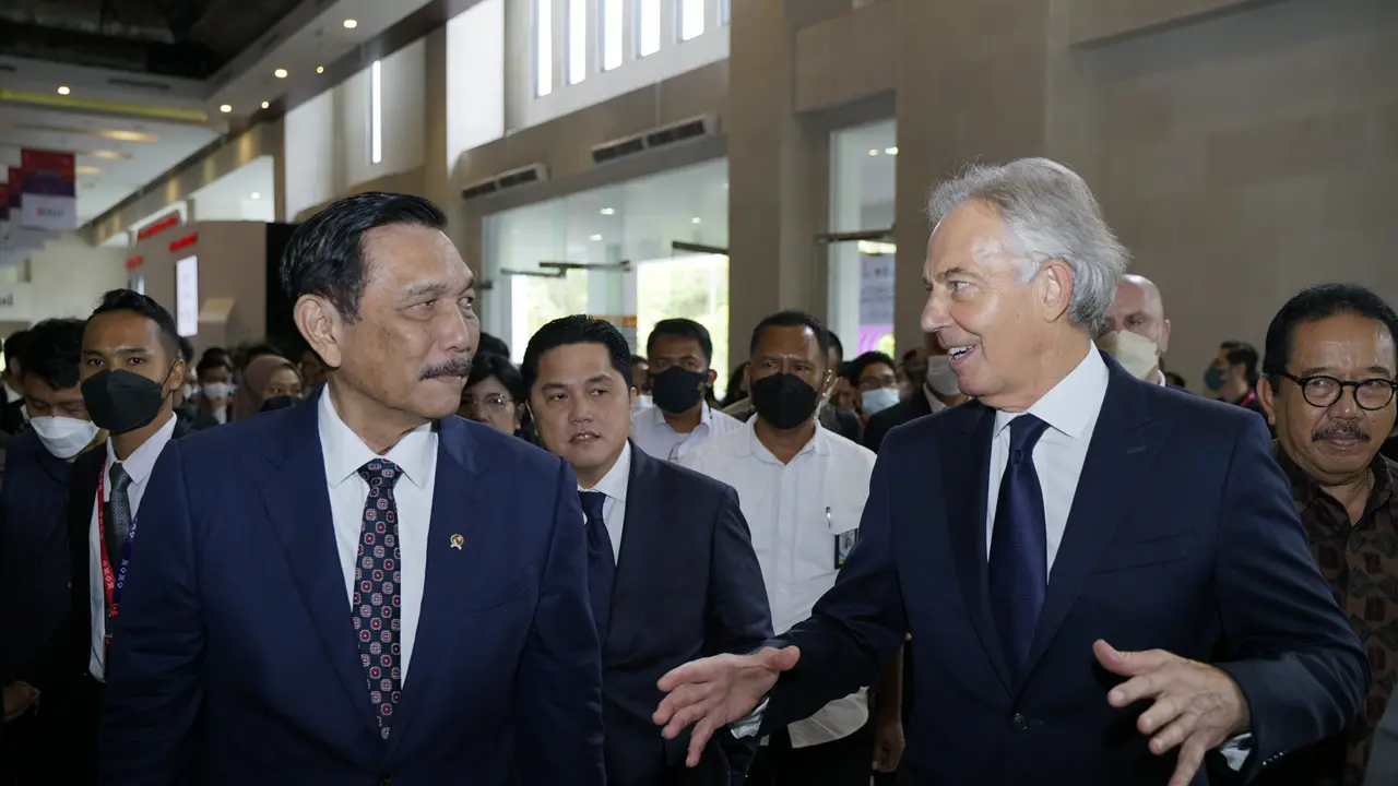 Menko Marves Luhut Binsar Padjaitan, Menteri BUMN Erick Thohir, dan mantan Perdana Menteri Inggris Tony Blair.