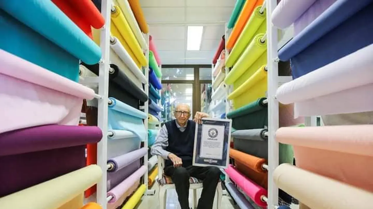 Walter Orthmann, seorang pria berusia 100 tahun dari Brasil telah bekerja untuk perusahaan yang sama sejak 1938, 84 tahun dan memecahkan rekor Guinness Book of Records. (Facebook Peace Friend)
