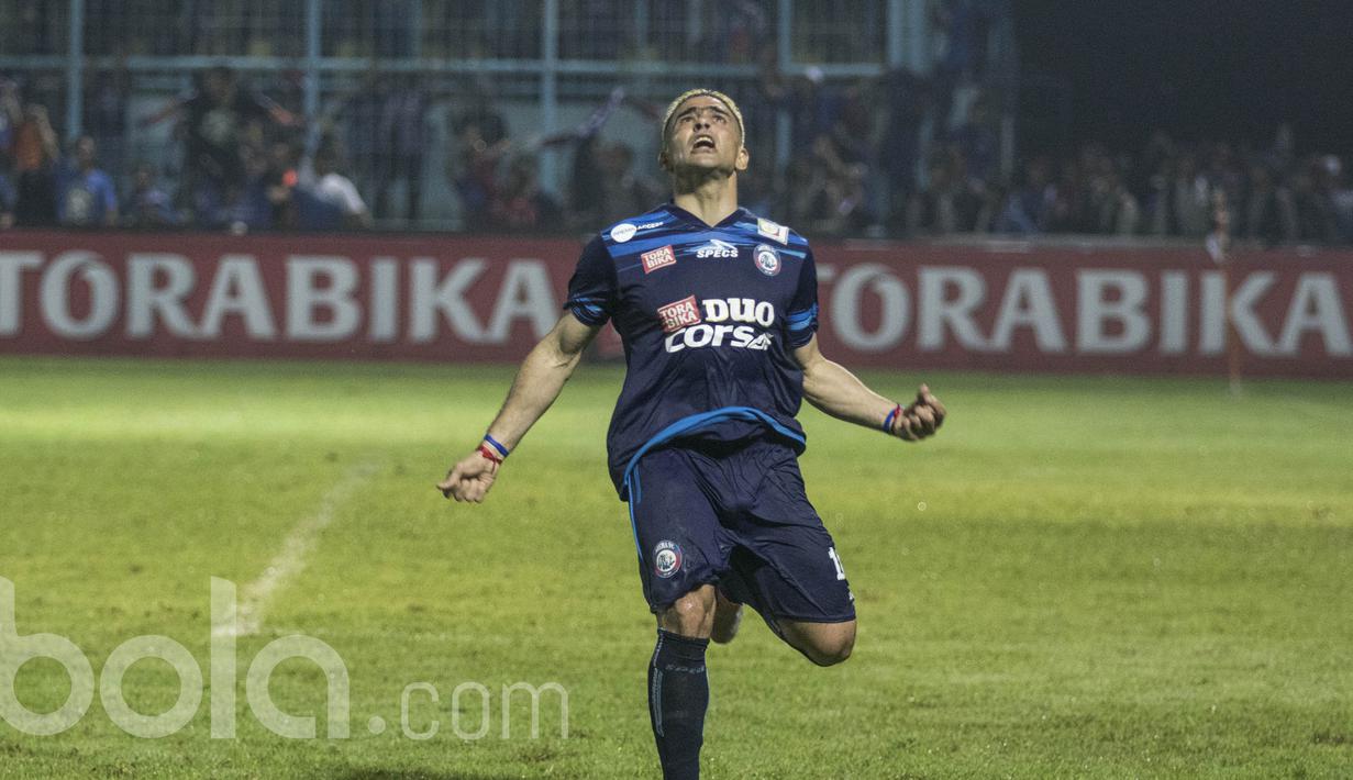 Striker Arema FC, Cristian Gonzales, merayakan gol yang dicetaknya ke gawang Semen Padang. El Loco tampil memukau pada laga ini, bomber berusia 40 tahun itu membukukan lima gol dalam laga sarat drama tersebut. (Bola.com/Vitalis Yogi Trisna)
