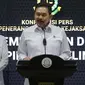 Jaksa Agung, S Burhanuddin (tengah) saat rilis pemulangan terpidana kasus pembalakan liar dan perusakan alam, Adelin Lis di Kejaksaan Agung, Jakarta, Sabtu (19/6/2021). Adelin Lis ditangkap di Singapura dan dipulangkan ke Indonesia setelah buron 13 tahun. (Liputan6.com/Helmi Fithriansyah)