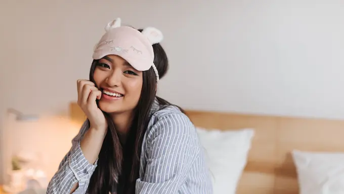 perempuan tersenyum tidur