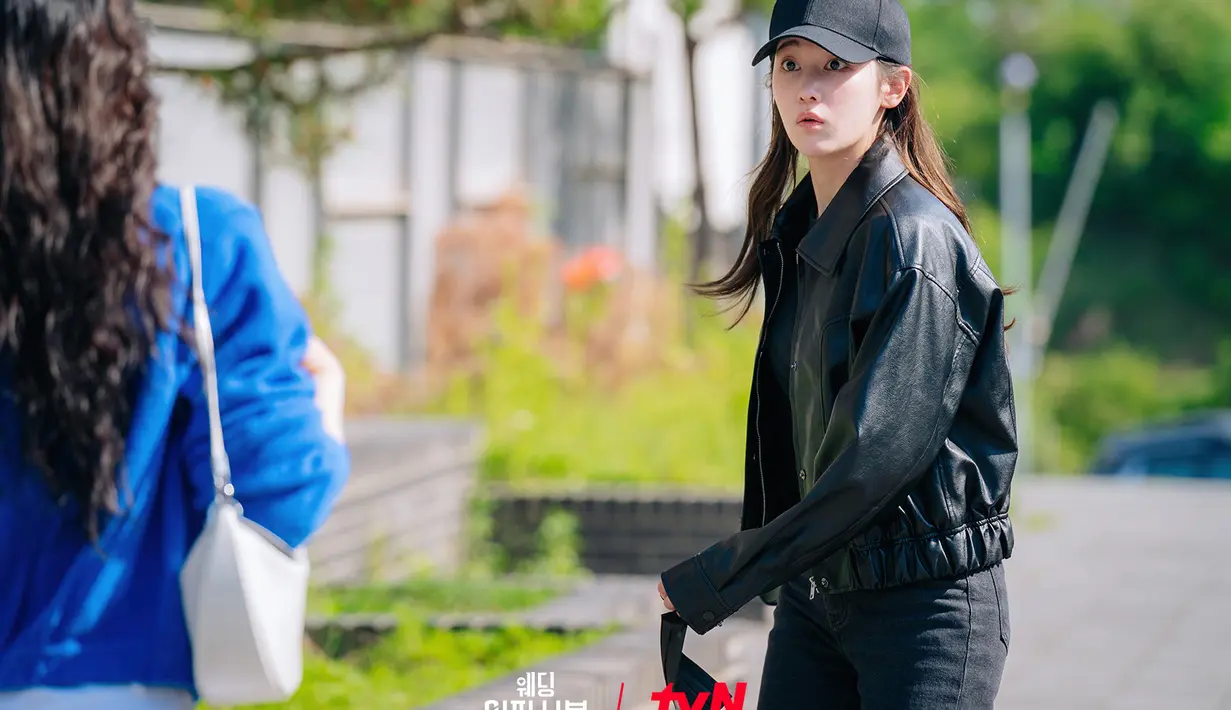 Ah Jung mengenakan pakaian hitam dan topi hitam untuk menghindari wartawan. Pemirsa penasaran untuk mengetahui bagaimana Ah Jung akan mengatasi kesulitan tersebut. (foto: tvN via Soompi)
