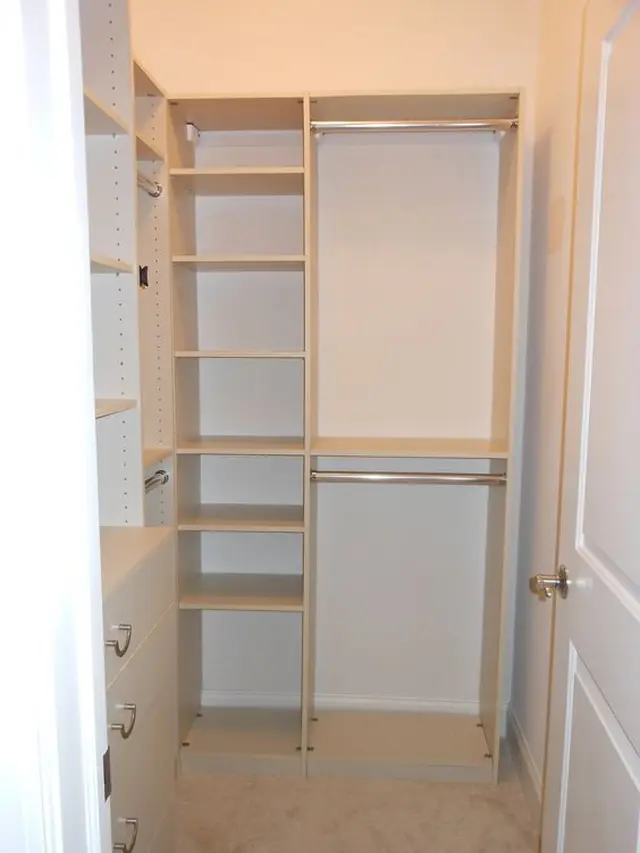 Walk in Closet Sederhana dan Sempit