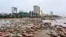 Pemandangan Pantai Cua Lo yang rusak setelah terjangan Topan Bualoi di Provinsi Nghe An, Vietnam pada 29 September 2025. (Thai An/AFP)