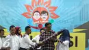 Aktivis muda organisasi Muhammadiyah yang tergabung dalam Relawan Matahari Jakarta memberikan pena raksasa kepada Calon Wagub DKI Jakarta, Djarot Saiful Hidayat di Jakarta, Minggu (13/11). (Liputan6.com/Faizal Fanani)