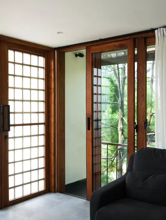 Kombinasi elemen kayu, taman bonsai, dan mungkin sentuhan konsep Japandi (gabungan gaya Jepang dan Skandinavia) yang terlihat dari beberapa foto, menciptakan keunikan tersendiri.  (Liputan6.com/IG/@keisyalevronka)
