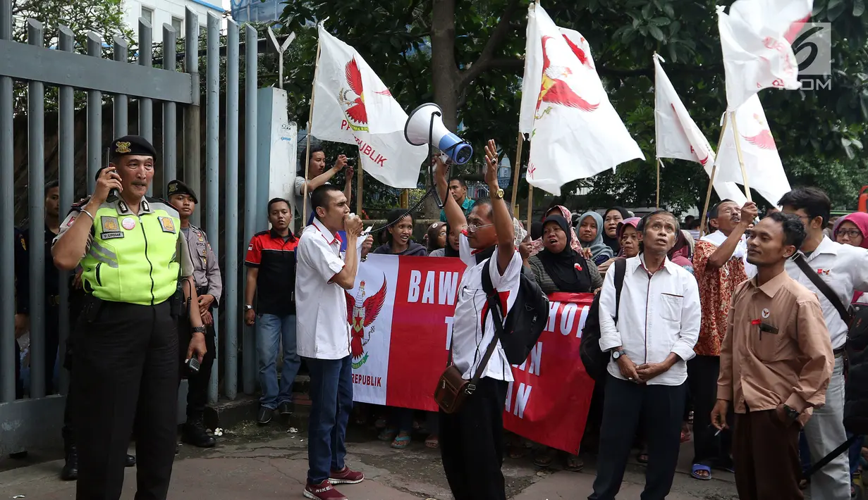 Massa dari Partai Republik menyampaikan orasi dalam unjuk rasa di depan Gedung Bawaslu RI, Jakarta, Kamis (8/3). Mereka meminta kepada Bawaslu agar meloloskan beberapa hal, salah satunya diikutsertakan dalam pemilu 2019. (Liputan6.com/Johan Tallo)