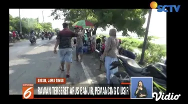 Warga Gresik, Jawa Timur, nekat memancing di tambak ikan di keadaan banjir akibat luapan Kali Lamongan.