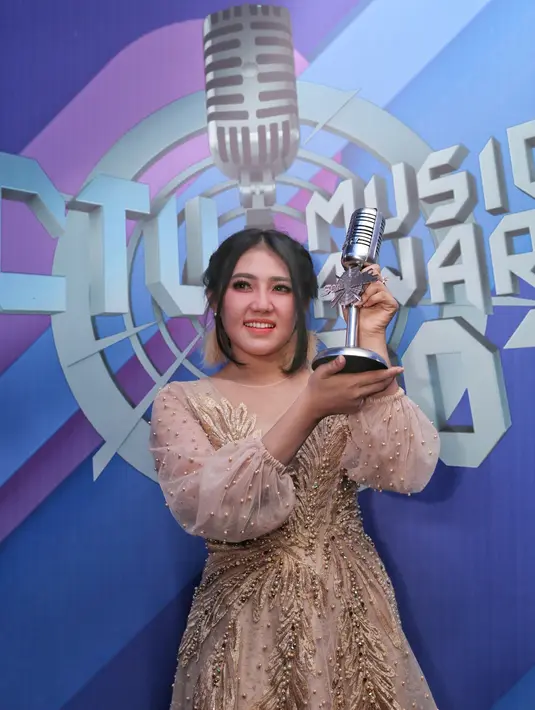 Via Vallen kembali menyabet dalam kategori Penyanyi Dangdut Paling Ngetop. Ia berhasil mengalahkan para pedangdut yang lebih dulu seperti, Ayu Ting Ting, Inul Daratista, Zaskia Gotik, dan Lesti DA. (Adrian Putra/Bintang.com)