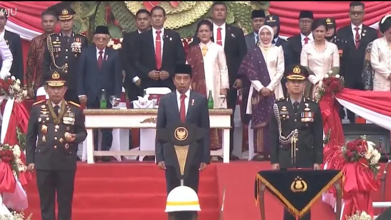 Presiden Joko Widodo (Jokowi) memberikan amanat saat Hari Ulang Tahun atau HUT ke-77 Bhayangkara di Stadion Gelora Bung Karno (GBK) Jakarta selaku inspektur upacara.