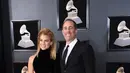 Jessica Seinfeld dan Jerry Seinfeld tiba di Grammy Awards 2018dengan elegan dan mesra. (ANGELA WEISS / AFP)