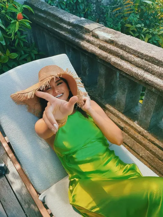 Wajah cantik Amanda disebut mirip barbie, mirip pasangan bule bersama Tavan Dutton.