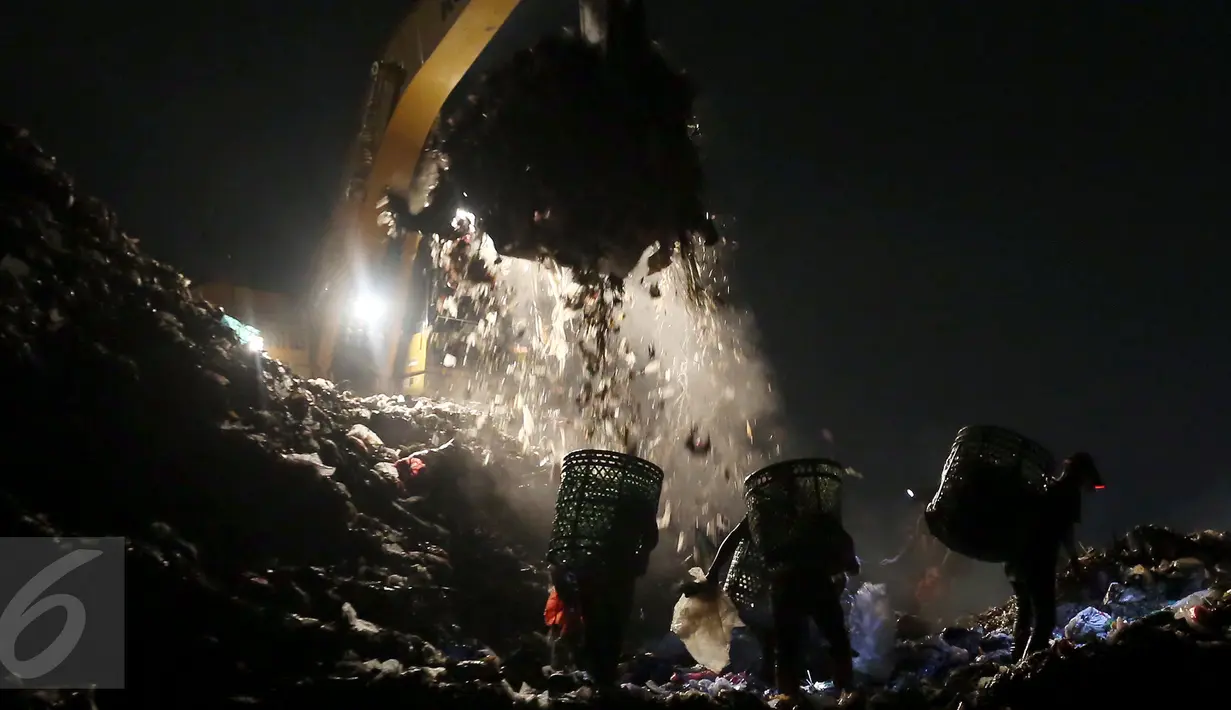 Setiap harinya, sekitar 7.000 ton sampah dari seluruh wilayah Jakarta dibuang di sini. Dan setengah dari 105.019 jiwa yang tinggal di lingkungan Bantar Gebang berprofesi sebagai pemulung. (Liputan6.com/Johan Tallo) 