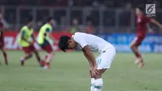 Pemain Timnas Indonesia U-19, Firza Andika tertunduk usai melawan Qatar U-19 pada penyisihan Grup A Piala AFC U-19 2018 di Stadion GBK, Jakarta, Minggu (21/10). Indonesia kalah tipis 5-6. (Liputan6.com/Helmi Fithriansyah)