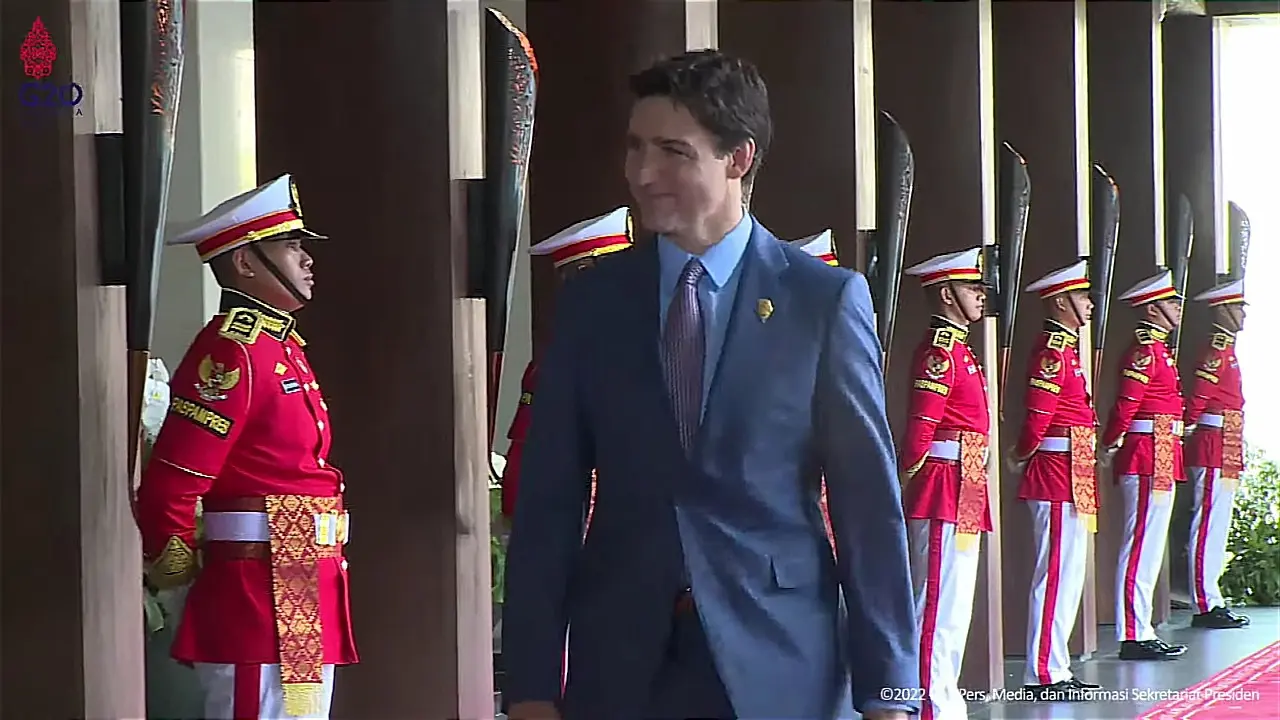 PM Kanada Justin Trudeau tersenyum kepada petugas yang berjaga di The Apurva Hotel, Nusa Dua, Bali, Selasa (15/11/2022). (Dok. Sekretariat Presiden via Youtube)