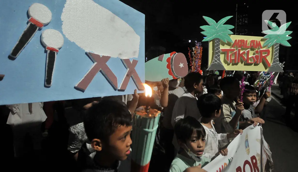 <p>Warga RW 04 Kebon Melati saat menggelar pawai malam Idul Fitri di kawasan Dukuh Atas, Jakarta, Minggu (1/5/2020). Pawai yang diikuti oleh anak-anak hingga orang dewasa tersebut dalam rangka memeriahkan malam takbir yang sempat dilarang selama dua tahun akibat pandemi. (merdeka.com/Iqbal S. Nugroho)</p>