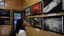Pengunjung melihat-lihat hasil liputan pewarta foto Rusia, Andrey Stenin di Russian Center for Science and Culture, Jakarta, Selasa (22/12/2015). Andrey Stenin gugur di Timur Ukraina pada Agustus 2014 lalu. (Liputan6.com/Helmi Fithriansyah)