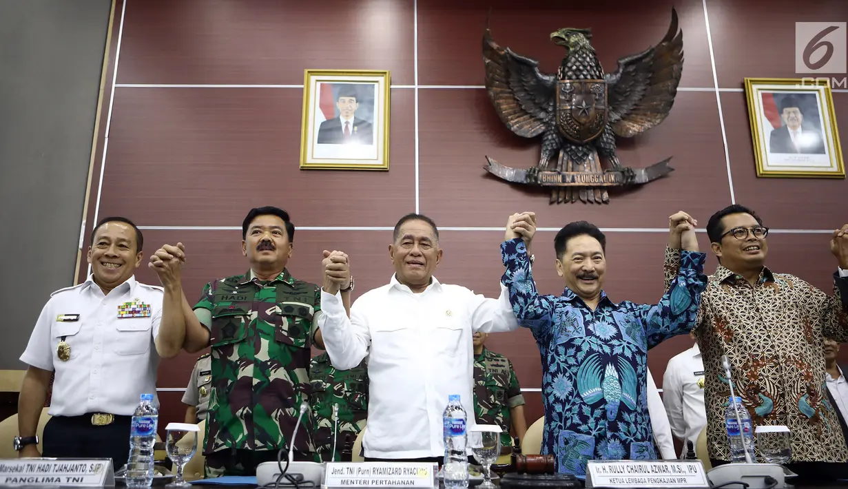 Menhan Ryamizard Ryachudu, Panglima TNI Hadi Tjahjanto, Gubernur  Lemhanas Agus Widjojo, Ketua Badan Pengkajian MPR Rully Chairul Azhar, dan Wakil Ketua MPR Mahyudin usai Rapat Pleno Khusus Lembaga Pengkajian MPR, Jakarta (27/2). (Liputa6.com/Joha Tallo)