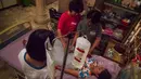 Salah seorang calon TKI terlihat sakit dan tengah mendapat perawatan medis, Kota Tangerang, (3/9/14). (Liputan6.com/Faizal Fanani)