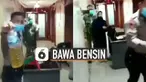 Seorang perempuan berpakaian warna hitam terlibat adu mulut dengan seorang petugas kepolisian dan aparat TNI karena tidak terima dilakukan pemeriksaan.