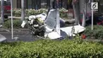 Sebuah pesawat menabrak mobil yang sedang parkir. Akibatnya 5 orang tewas setelah kecelakaan.