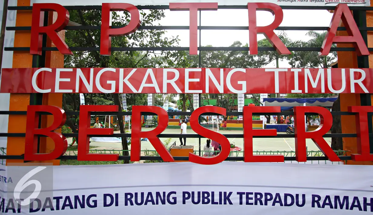 Suasana Ruang Publik Terpadu Ramah Anak (RPTRA) Tahap II di Jakarta, Kamis (18/2). Pembangunan RPTRA bertujuan sebagai ruang publik bagi warga dengan fasililitas tempat bermain, sarana berolahraga, serta perpustakaan. (Liputan6.com/Immanuel Antonius)