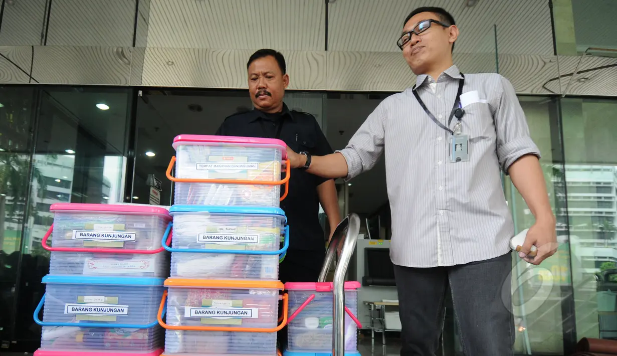  Tumpukan box plastik berisi sejumlah barang milik tahanan yang dibawa oleh keluarga maupun kerabat di Gedung KPK, Jakarta, Kamis (14/5/2015). KPK akan memeriksa barang-barang tersebut sebelum diserahkan ke tahanan. (Liputan6.com/Herman Zakharia)