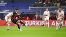 Pemain Manchester City Riyad Mahrez mencetak gol ke gawang RB Leipzig pada pertandingan sepak bola leg pertama babak 16 Liga Champions di Leipzig, Jerman, 22 Februari 2023. Pertandingan berakhir imbang 1-1. (AP Photo/Andreas Gora)