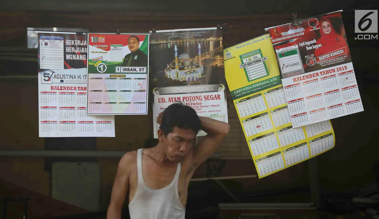 Pekerja menyelesaikan pembuatan kalender tahun 2019 di kawasan Senen, Jakarta, Jumat (7/12). Menjelang berakhirnya tahun 2018, produksi kalender di kawasan pusat percetakan tersebut meningkat 40 persen. (Liputan6.com/Immanuel Antonius)