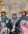 Desainer Vivi Zubedi melalui labelnya meluncurkan scarf Palestina yang diberi nama Hurriya Scarf. Seluruh keuntungan dari hasil penjualan produk scarf ini akan didonasikan untuk rakyat Palestina. [@mrsvivi]