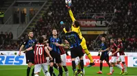 Aksi penyelamatan dilakukan Gianluiggi Donarumma pada laga lanjutan Serie A yang berlangsung di Stadion San Siro, Milan, Senin (18/3). Inter Milan menang 3-2 atas AC Milan. (AFP/Miguel Medina)