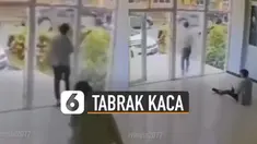 Nasib apes dialami oleh kedua pria ini ketika lari-lari di gedung dan menabrak pintu kaca transparan.