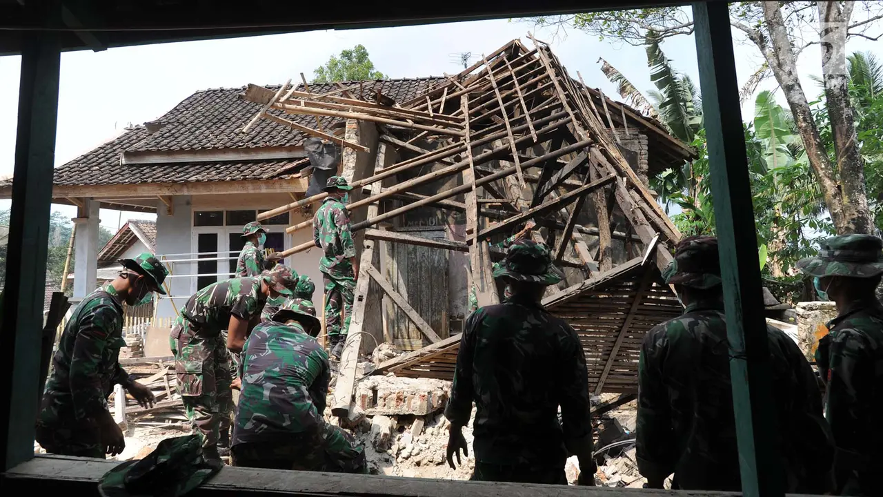 Prajurit TNI Bantu Korban Gempa Banten Bersihkan Reruntuhan