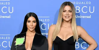 Untuk merayakan hari ulang tahun Khloe Kardashian, Kim pun mengunggah foto dirinya dan Khloe bersama anak-anak mereka yakni Chicago West dan True Thompson. (etonline)