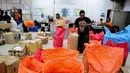 Petugas di Kantor Pos Pasar Baru memilah paket pos sesuai daerah tujuan yang akan dikirim, Jakarta, Selasa (1/7/14). (Liputan6.com/Faizal Fanani)