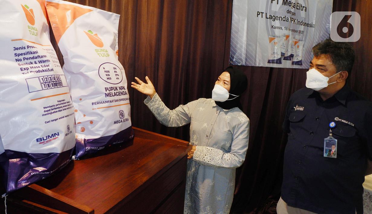 (ki-ka) Direktur PT Lagenda NPK Indonesia Fadilawaty dan Direktur Utama PT Mega Eltra Hilman Taufik berbincang usai penandatanganan kerja sama di Jakarta, Kamis (18/11/2021). Holding PT Pupuk Indonesia (Persero) berkomitmen menyediakan kebutuhan pupuk majemuk dalam negeri. (Liputan6.com/HO/Dayat)
