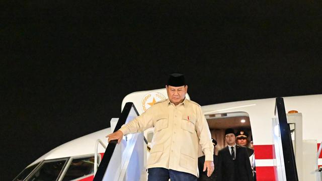 Presiden Prabowo Subianto tiba di Bandar Udara Internasional Kairo, Mesir, pada Selasa, 17 Desember 2024, dalam rangka kunjungan kenegaraan.