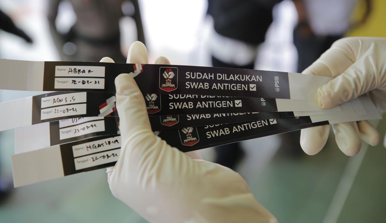 Bagi yang sudah diperiksa tes swab antigen dan hasilnya negatif akan mendapatkan gelang penanda untuk bisa masuk kedalam stadion. (Bola.com/Arief Bagus Prasetiyo)